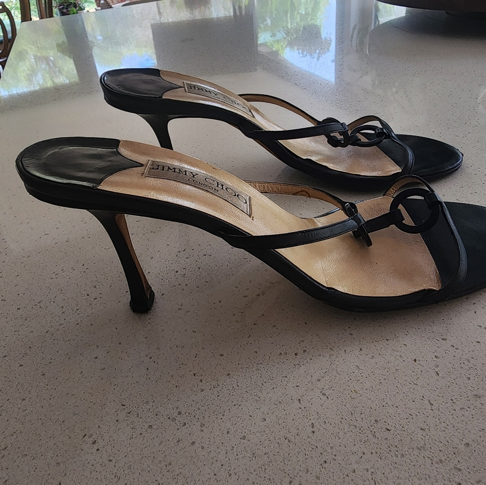 Jimmy choose shoes
